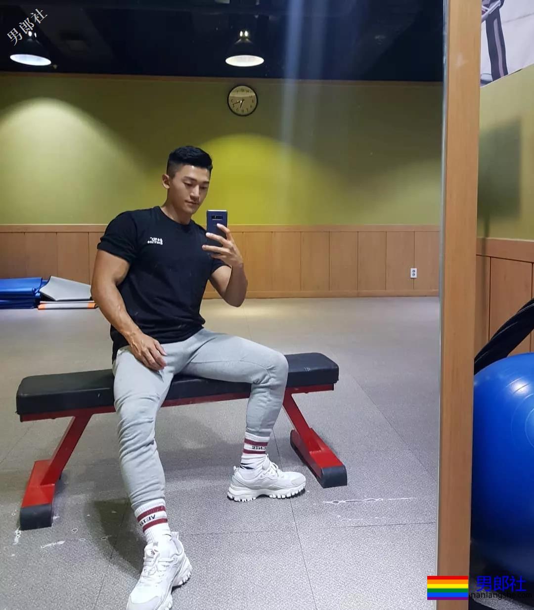 韩国小哥服役期间撩迷彩裤自拍玩过火！-51虹马