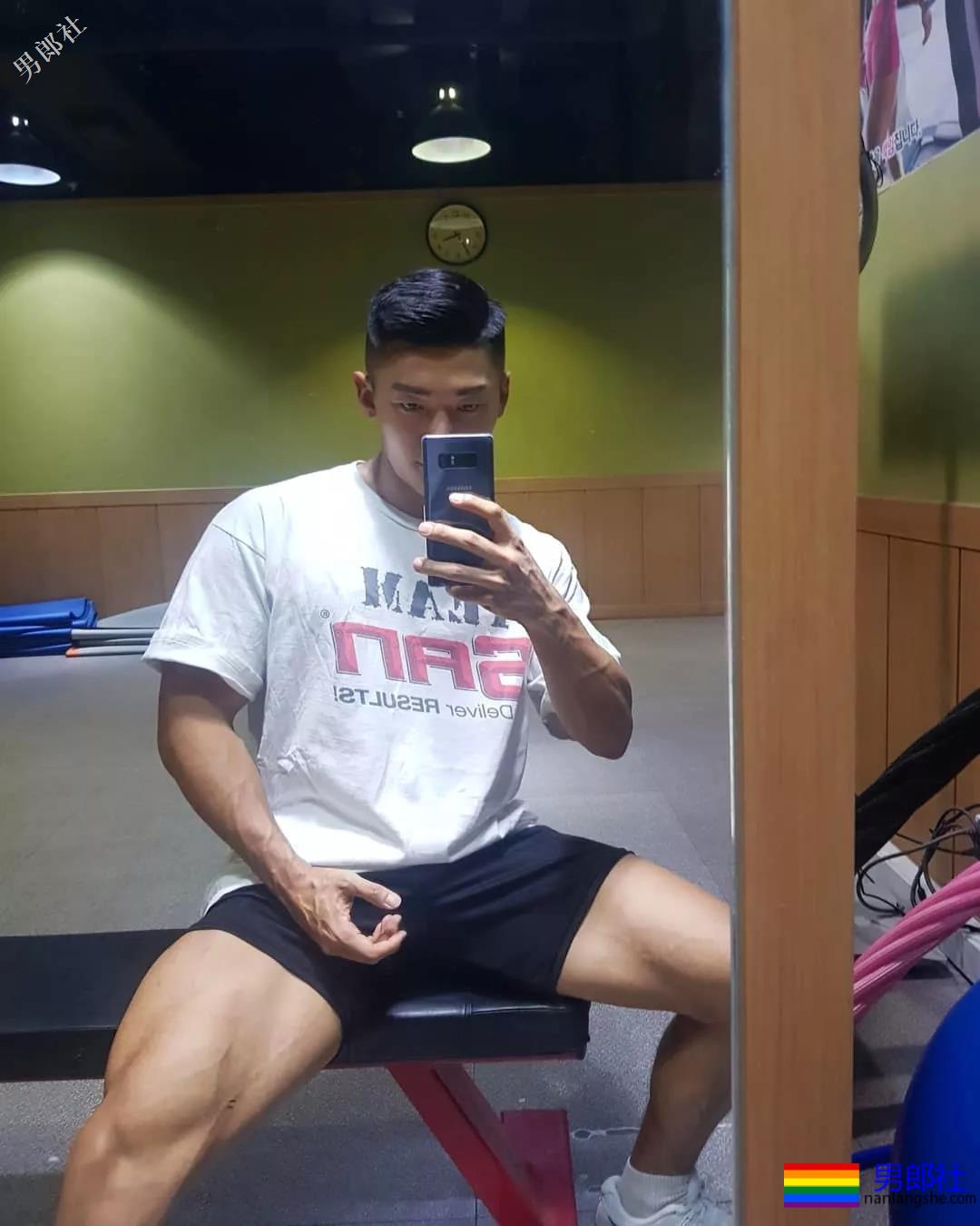 韩国小哥服役期间撩迷彩裤自拍玩过火！ - 51虹马