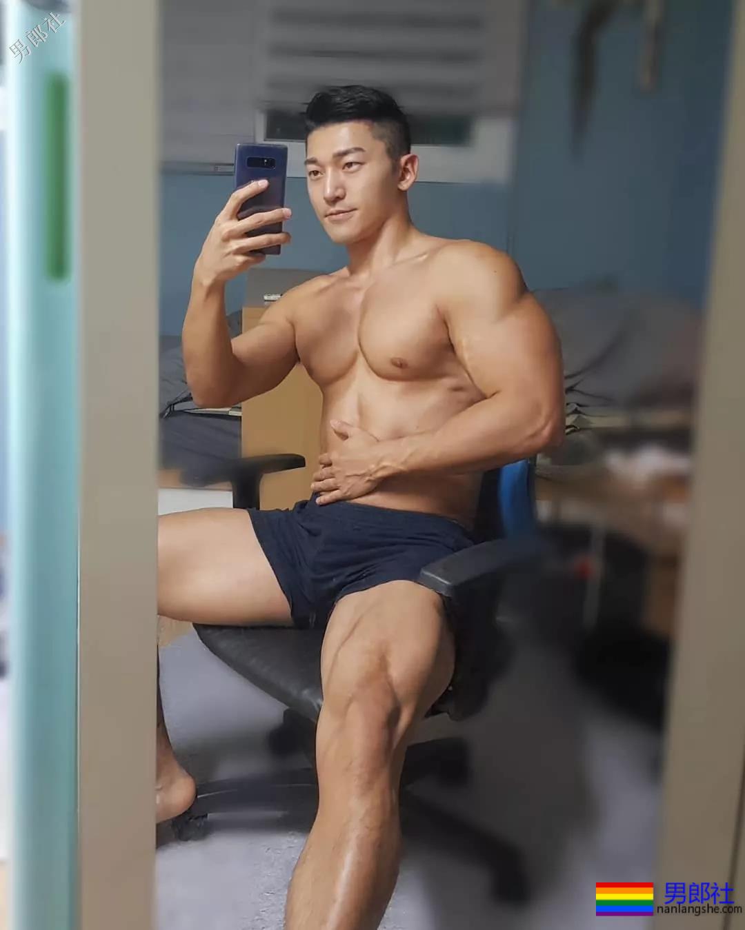 韩国小哥服役期间撩迷彩裤自拍玩过火！ - 51虹马