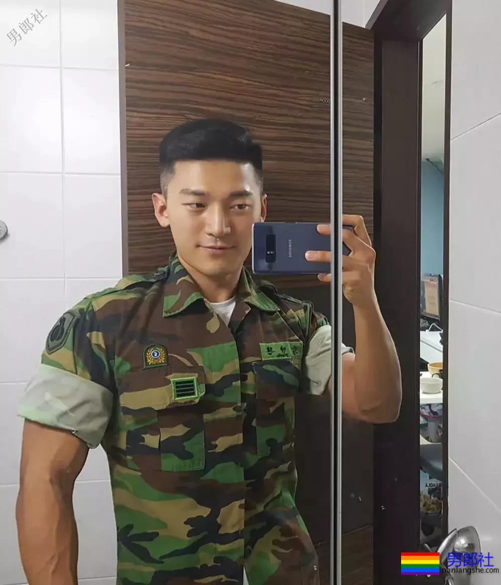 韩国小哥服役期间撩迷彩裤自拍玩过火！ - 51虹马