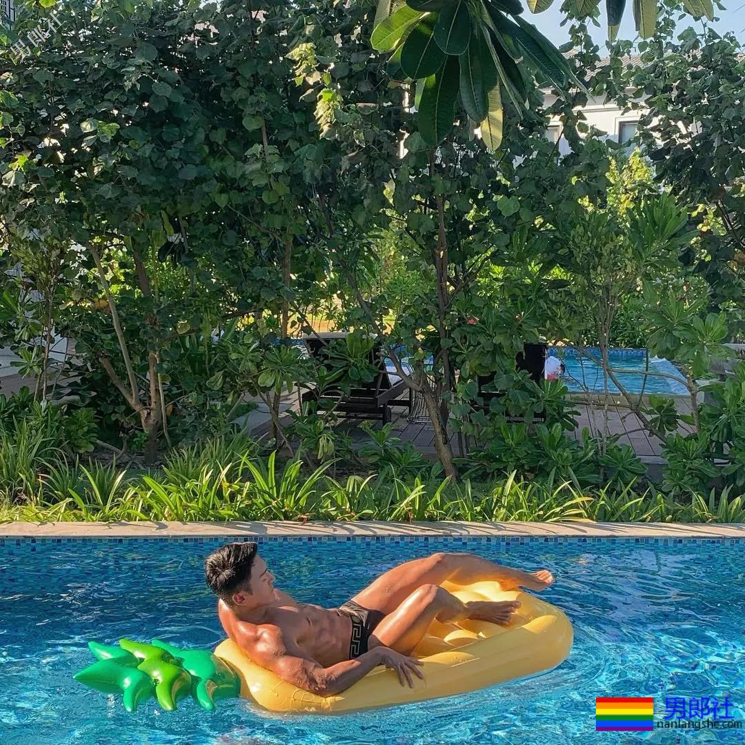 韩国小哥服役期间撩迷彩裤自拍玩过火！ - 51虹马