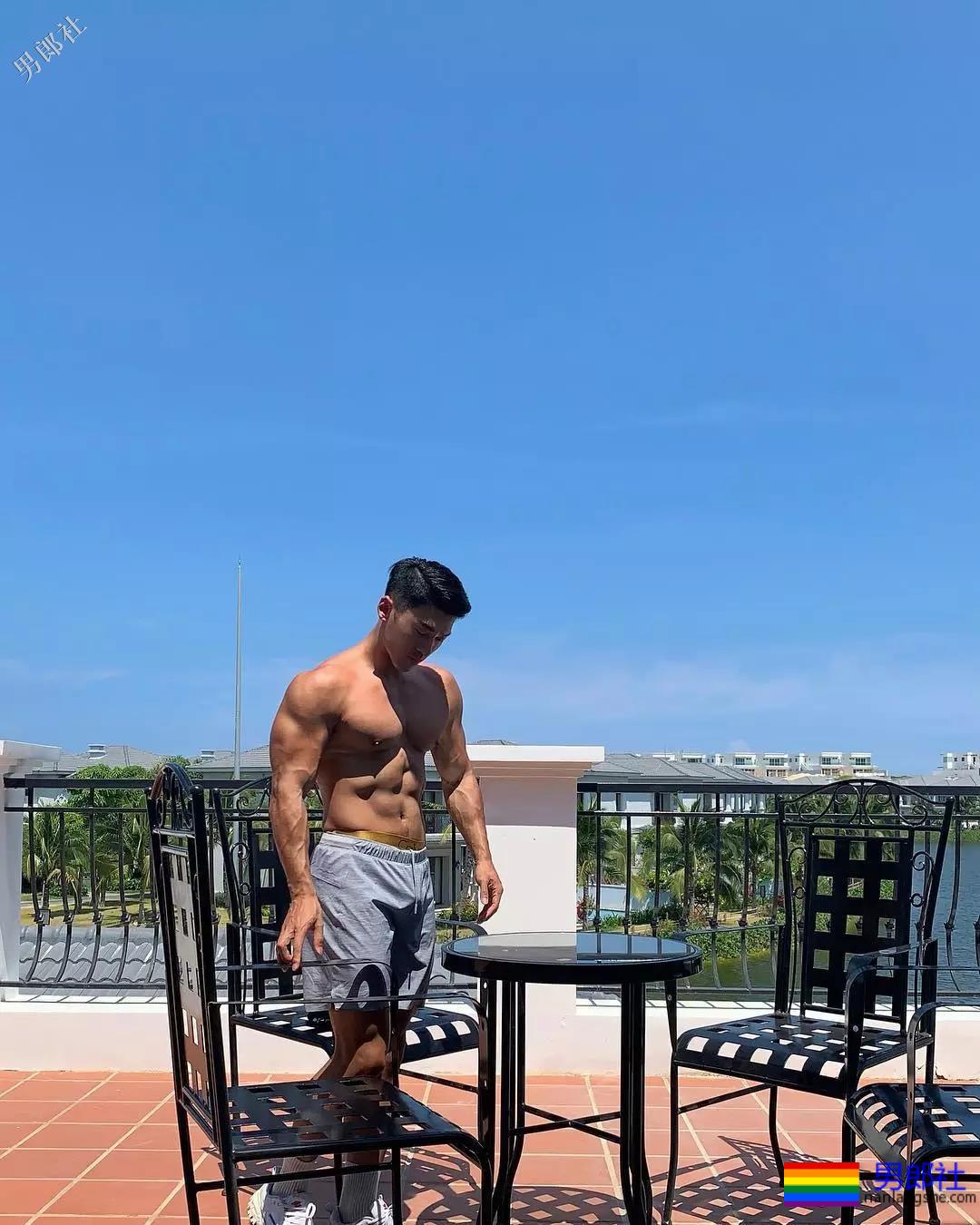 韩国小哥服役期间撩迷彩裤自拍玩过火！ - 51虹马