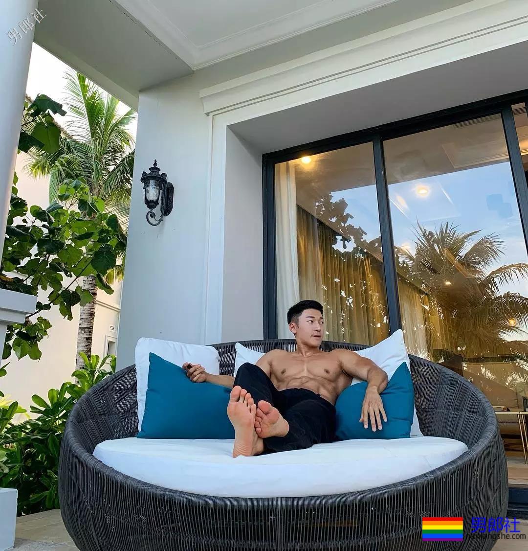 韩国小哥服役期间撩迷彩裤自拍玩过火！ - 51虹马