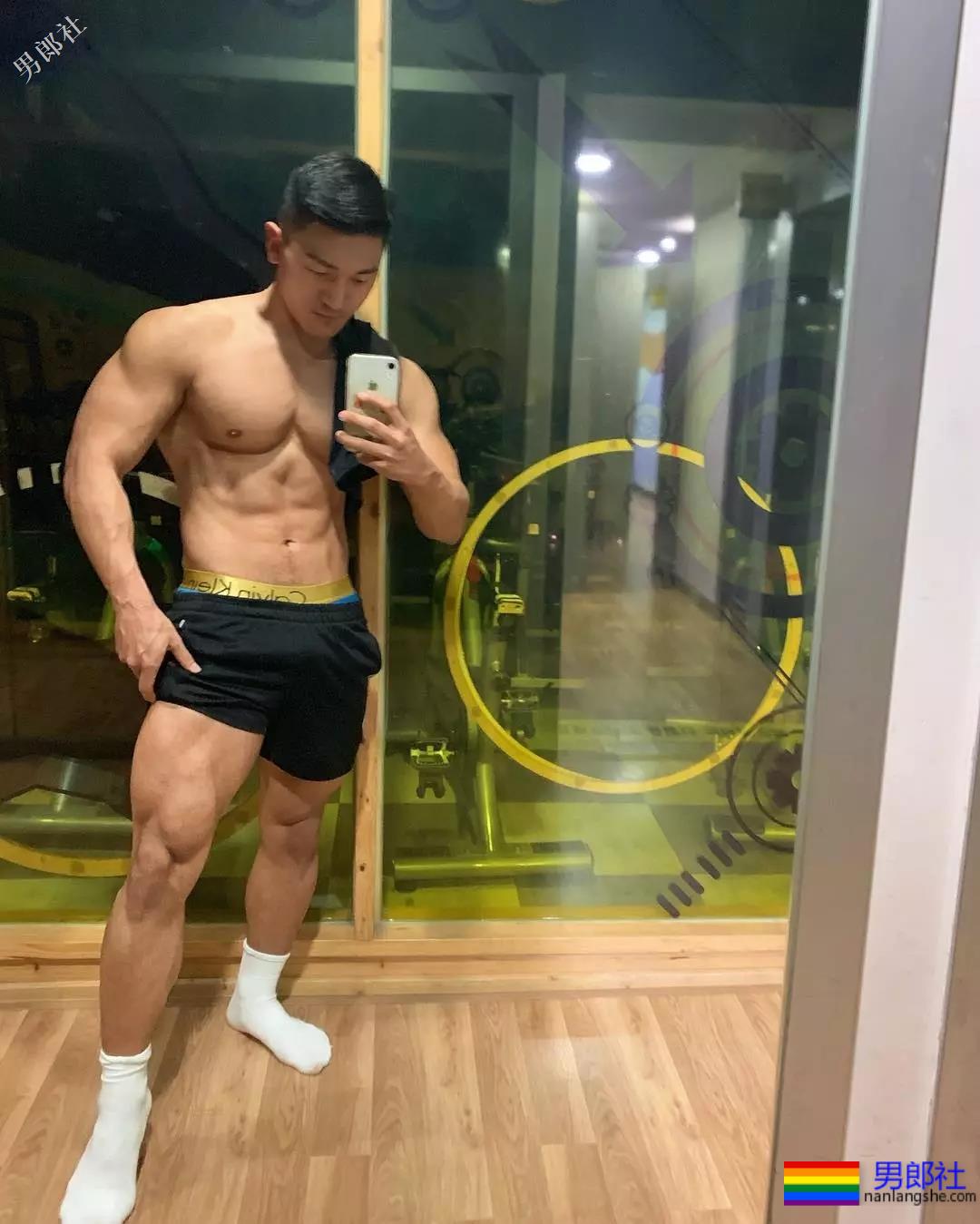 韩国小哥服役期间撩迷彩裤自拍玩过火！ - 51虹马