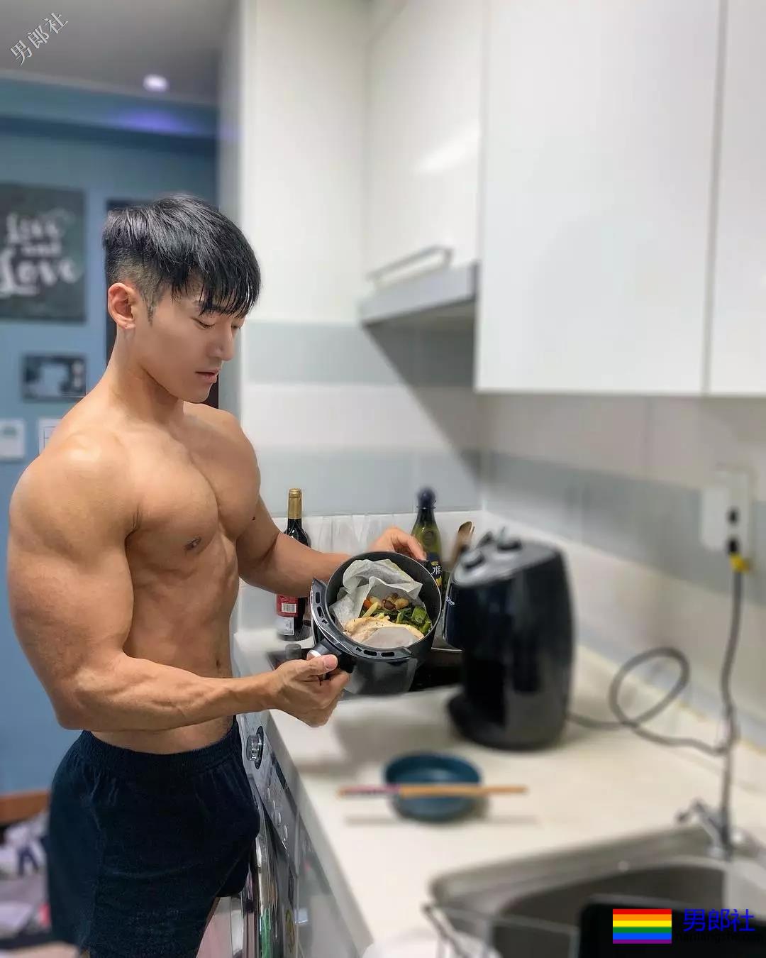 韩国小哥服役期间撩迷彩裤自拍玩过火！ - 51虹马