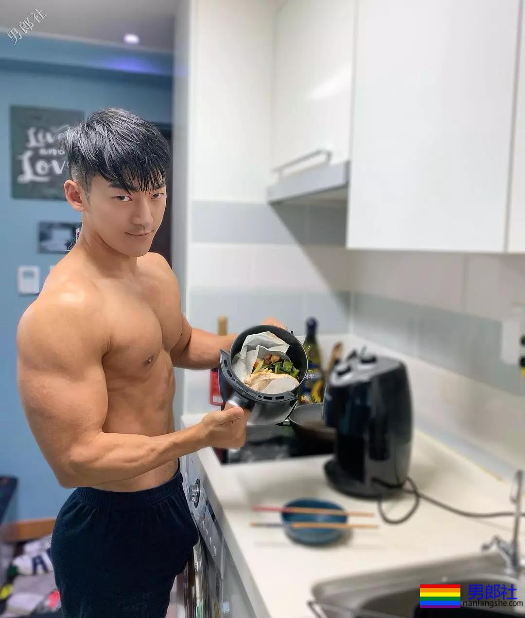 韩国小哥服役期间撩迷彩裤自拍玩过火！ - 51虹马