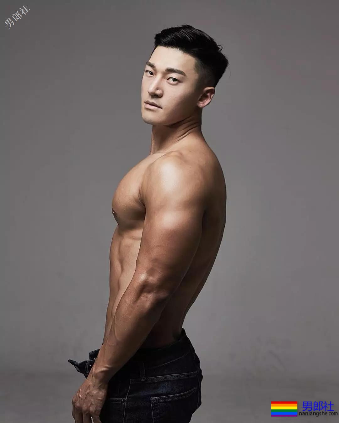 韩国小哥服役期间撩迷彩裤自拍玩过火！ - 51虹马