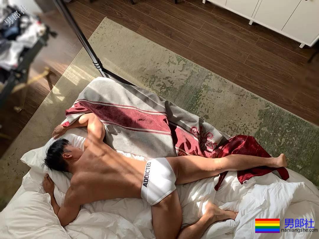 韩国小哥服役期间撩迷彩裤自拍玩过火！ - 51虹马