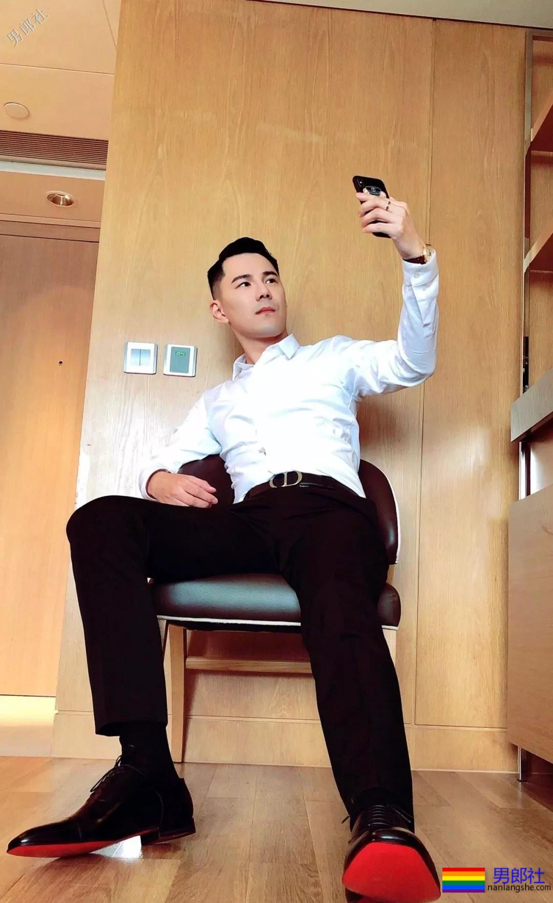 正装痞子男酒店开房自拍上演各种垒起？-51虹马