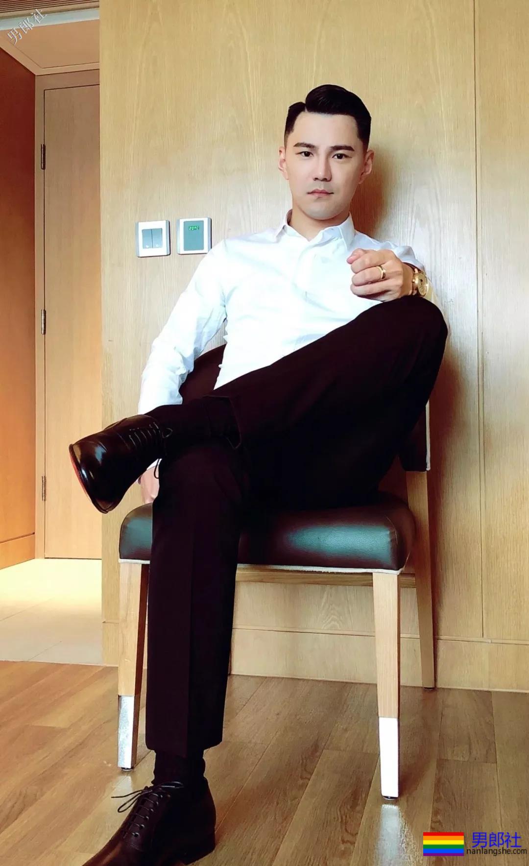 正装痞子男酒店开房自拍上演各种垒起？ - 51虹马