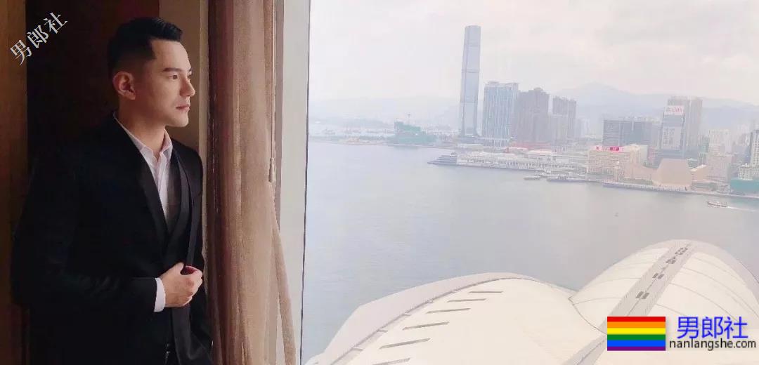 正装痞子男酒店开房自拍上演各种垒起？ - 51虹马