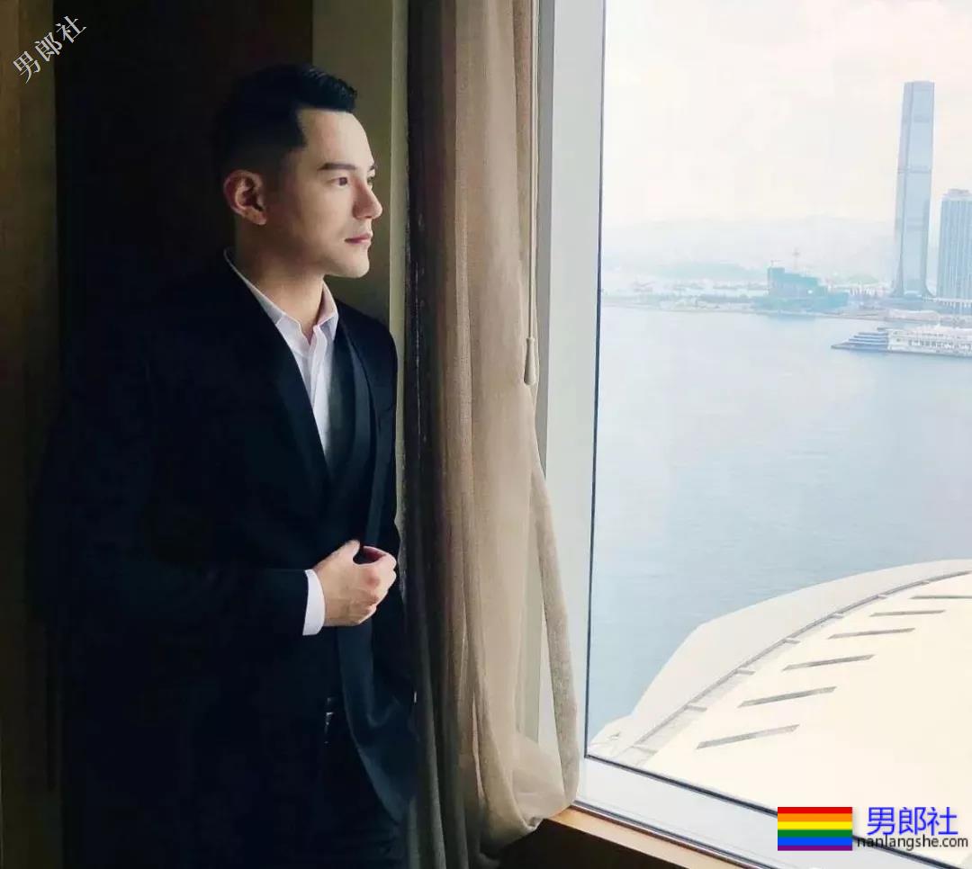 正装痞子男酒店开房自拍上演各种垒起？ - 51虹马