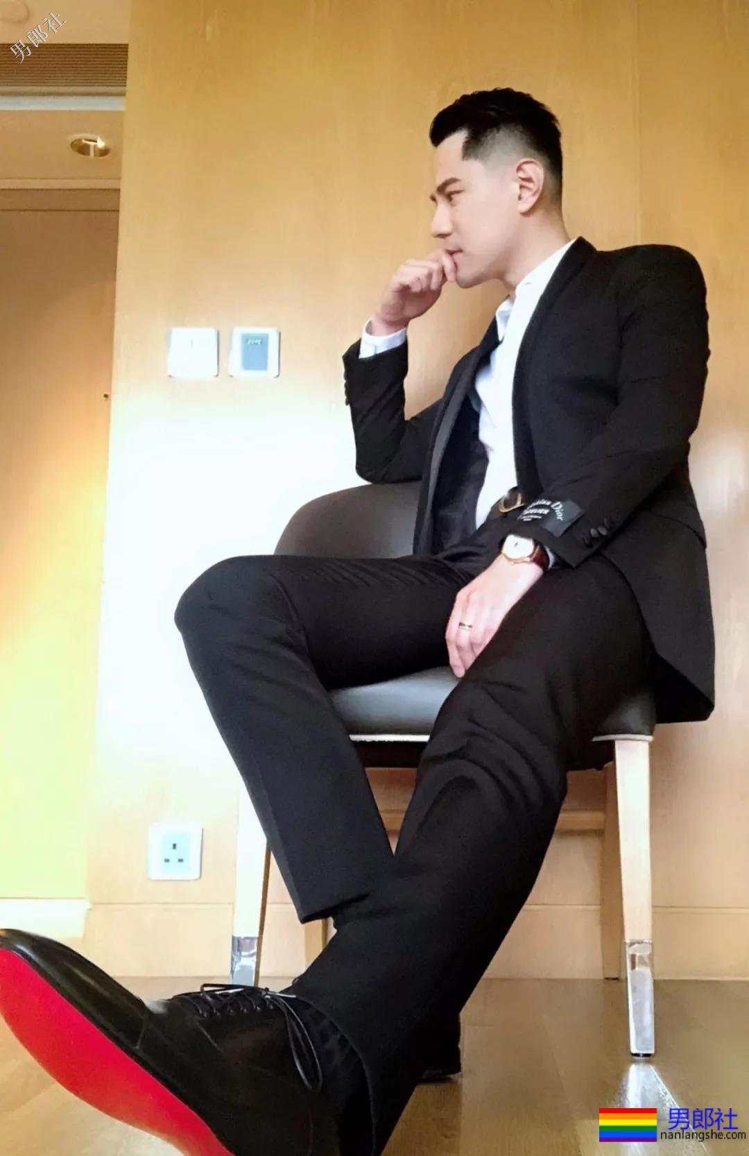 正装痞子男酒店开房自拍上演各种垒起？ - 51虹马