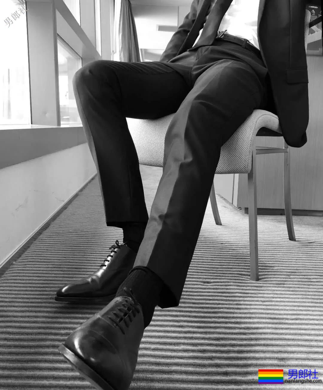 正装痞子男酒店开房自拍上演各种垒起？ - 51虹马