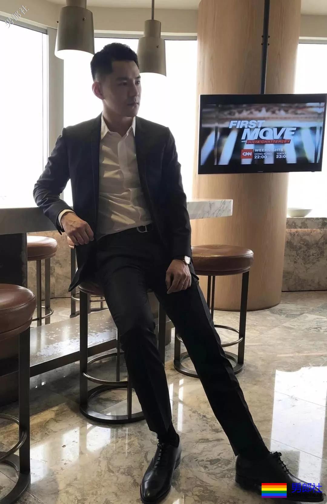 正装痞子男酒店开房自拍上演各种垒起？ - 51虹马