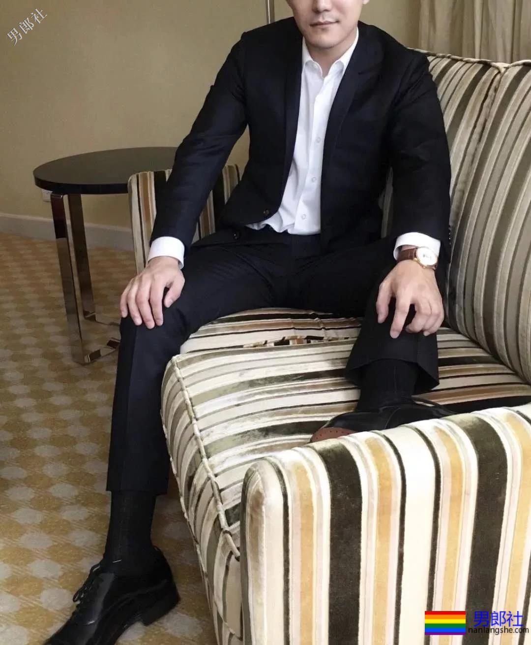 正装痞子男酒店开房自拍上演各种垒起？ - 51虹马