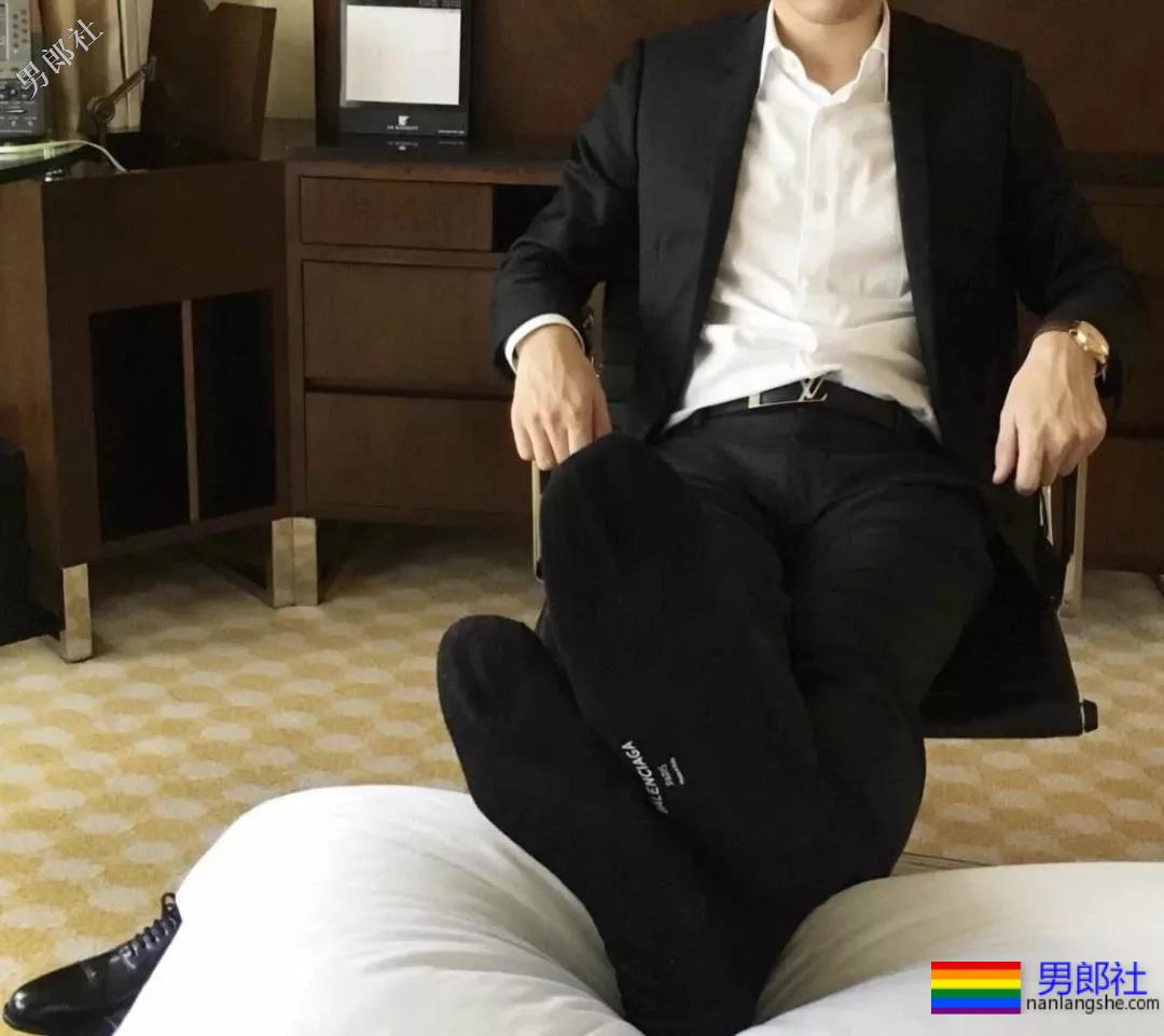 正装痞子男酒店开房自拍上演各种垒起？ - 51虹马