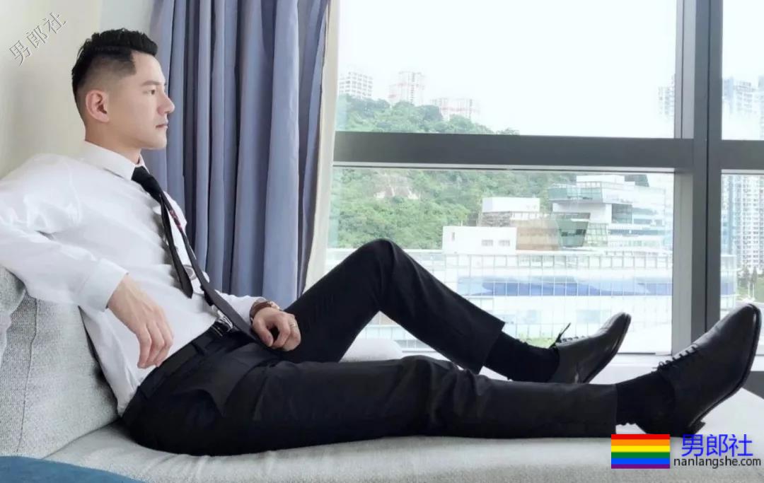 正装痞子男酒店开房自拍上演各种垒起？ - 51虹马