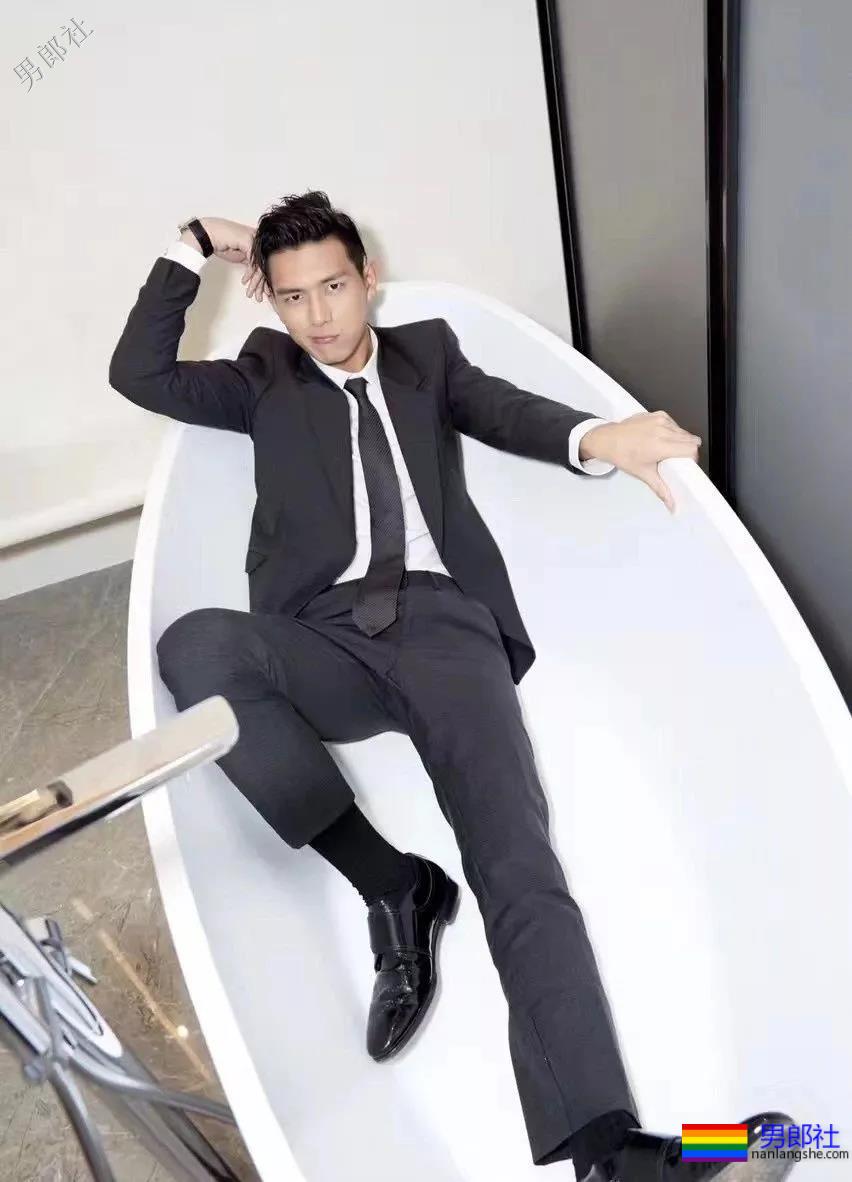 正装痞子男酒店开房自拍上演各种垒起？ - 51虹马