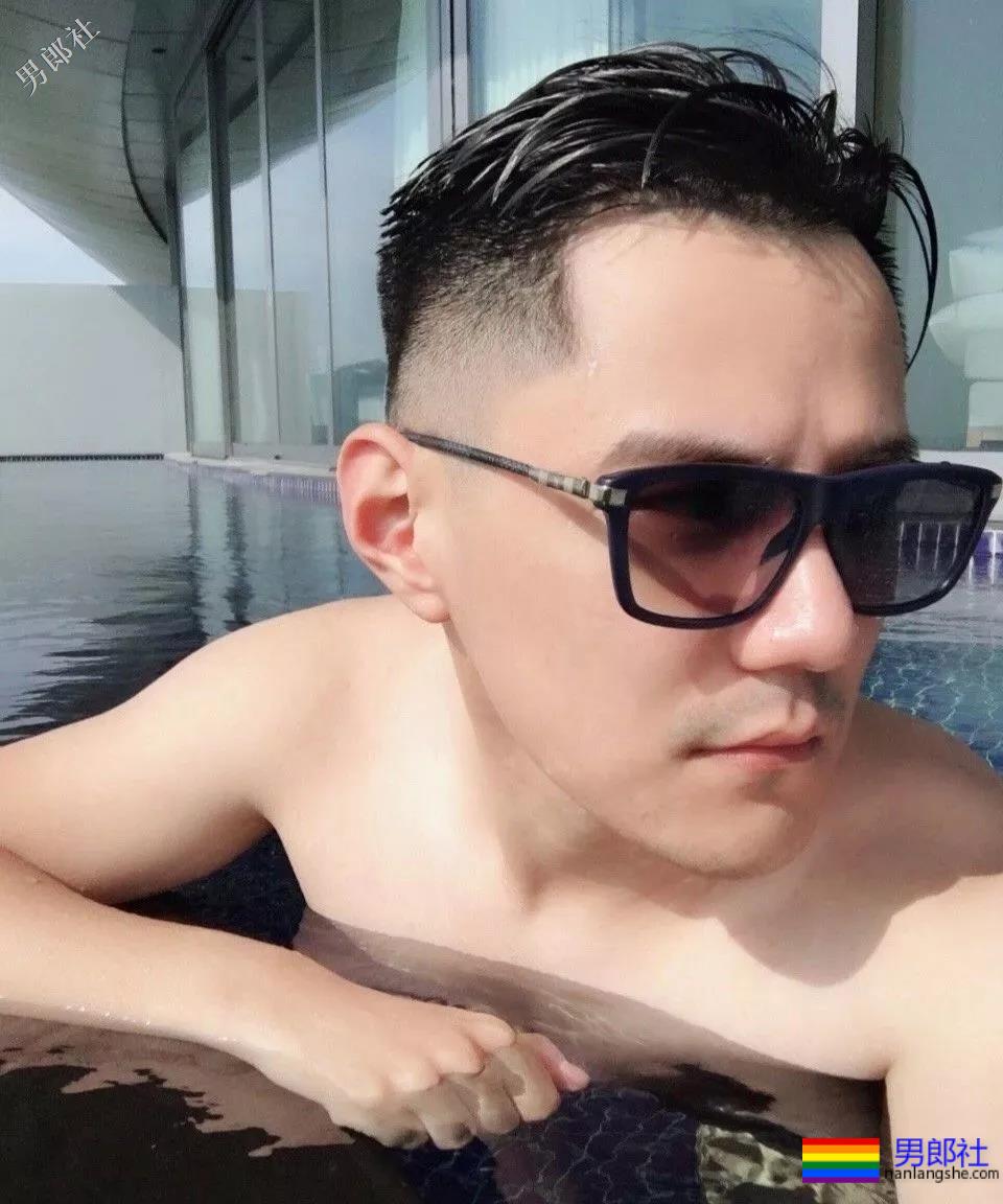 正装痞子男酒店开房自拍上演各种垒起？ - 51虹马