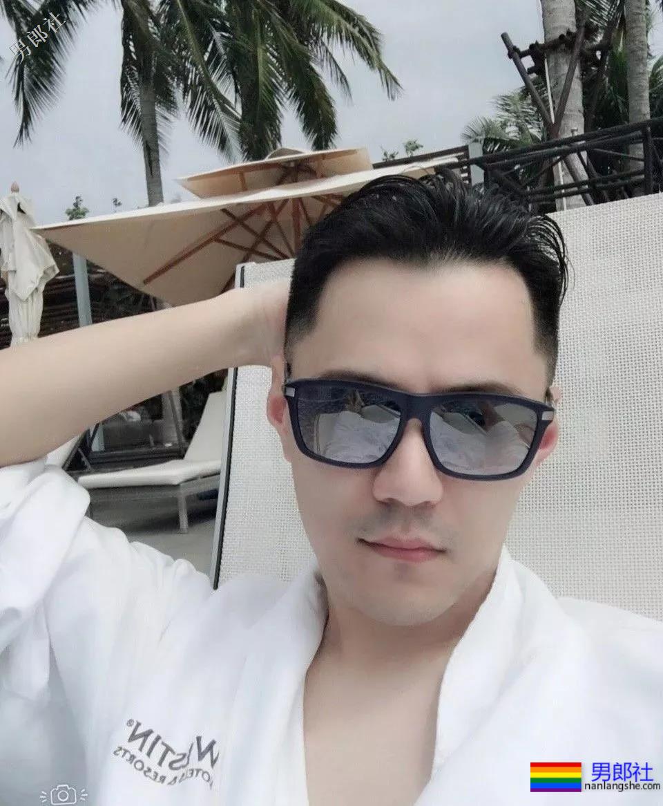 正装痞子男酒店开房自拍上演各种垒起？ - 51虹马