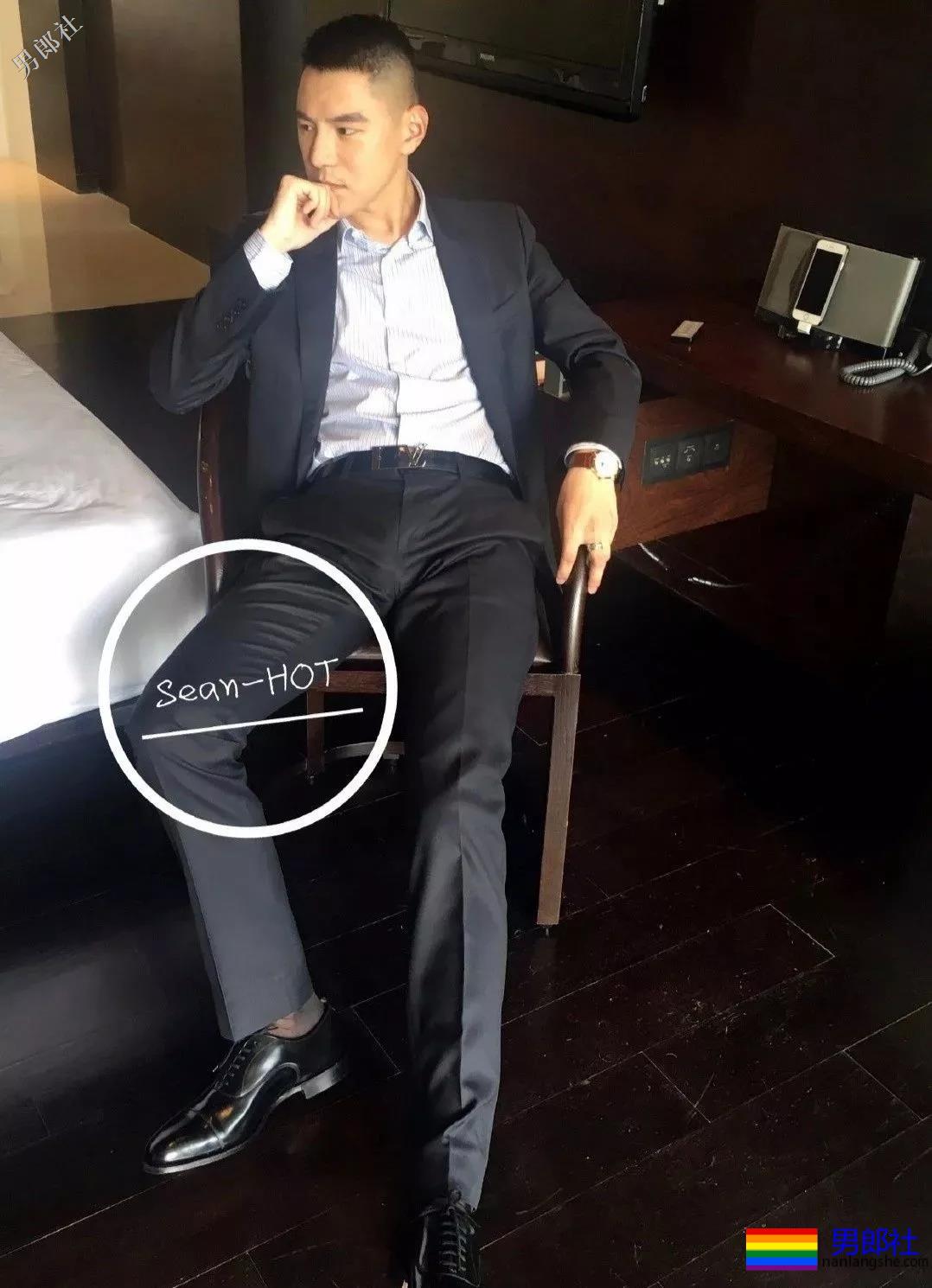 正装痞子男酒店开房自拍上演各种垒起？ - 51虹马