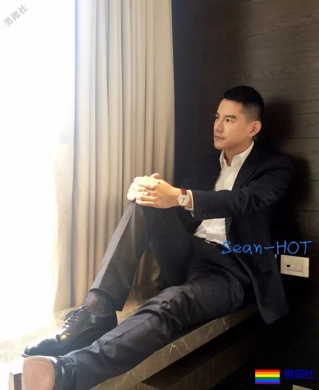 正装痞子男酒店开房自拍上演各种垒起？ - 51虹马