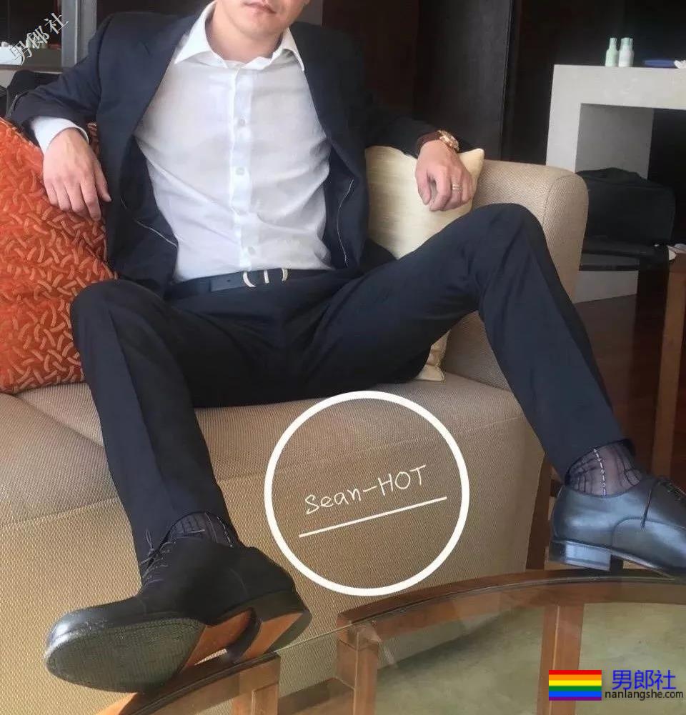 正装痞子男酒店开房自拍上演各种垒起？ - 51虹马