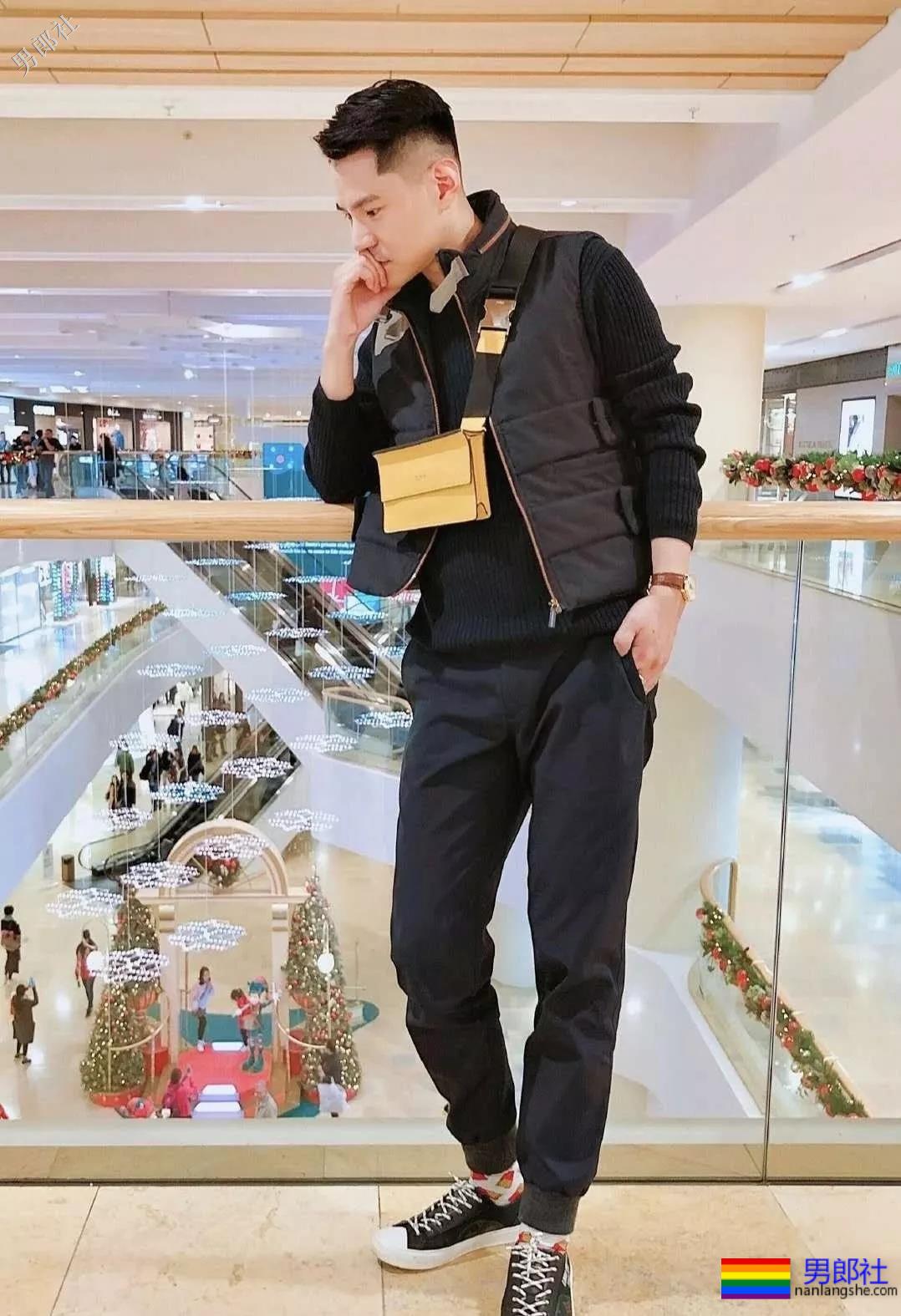 正装痞子男酒店开房自拍上演各种垒起？ - 51虹马