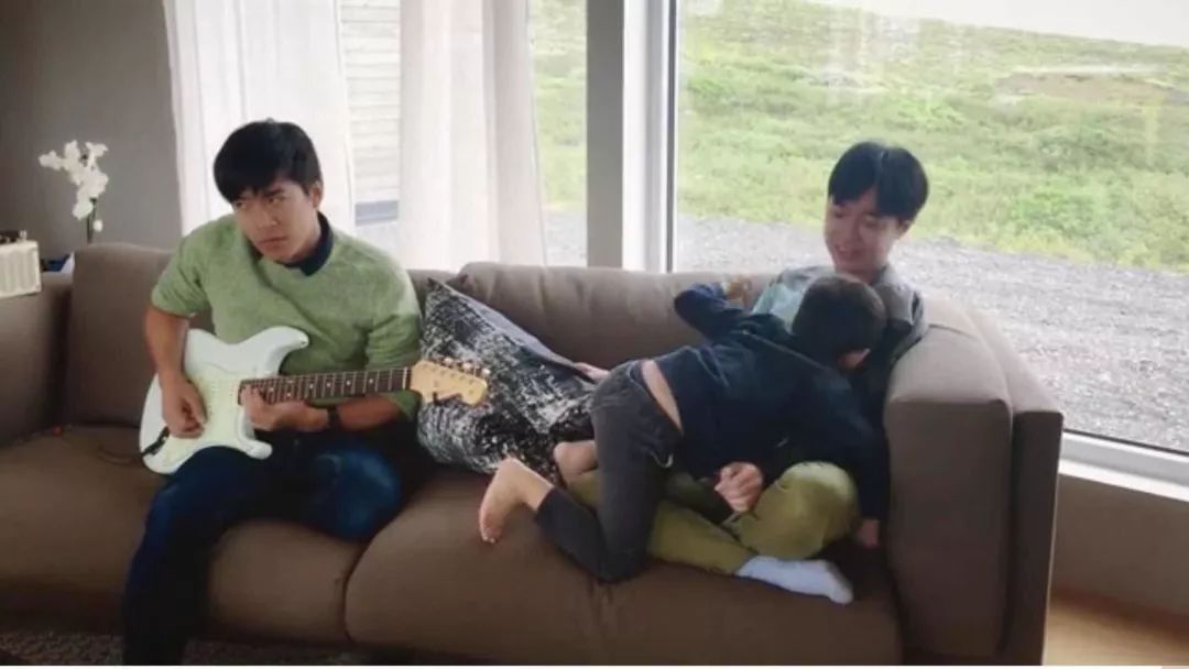 歌手变大型出柜现场？吴青峰刘家凯只差一个吻 - 51虹马