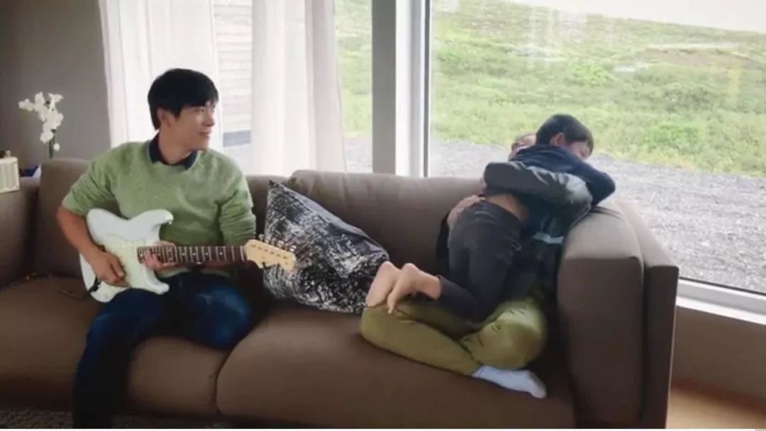 歌手变大型出柜现场？吴青峰刘家凯只差一个吻 - 51虹马