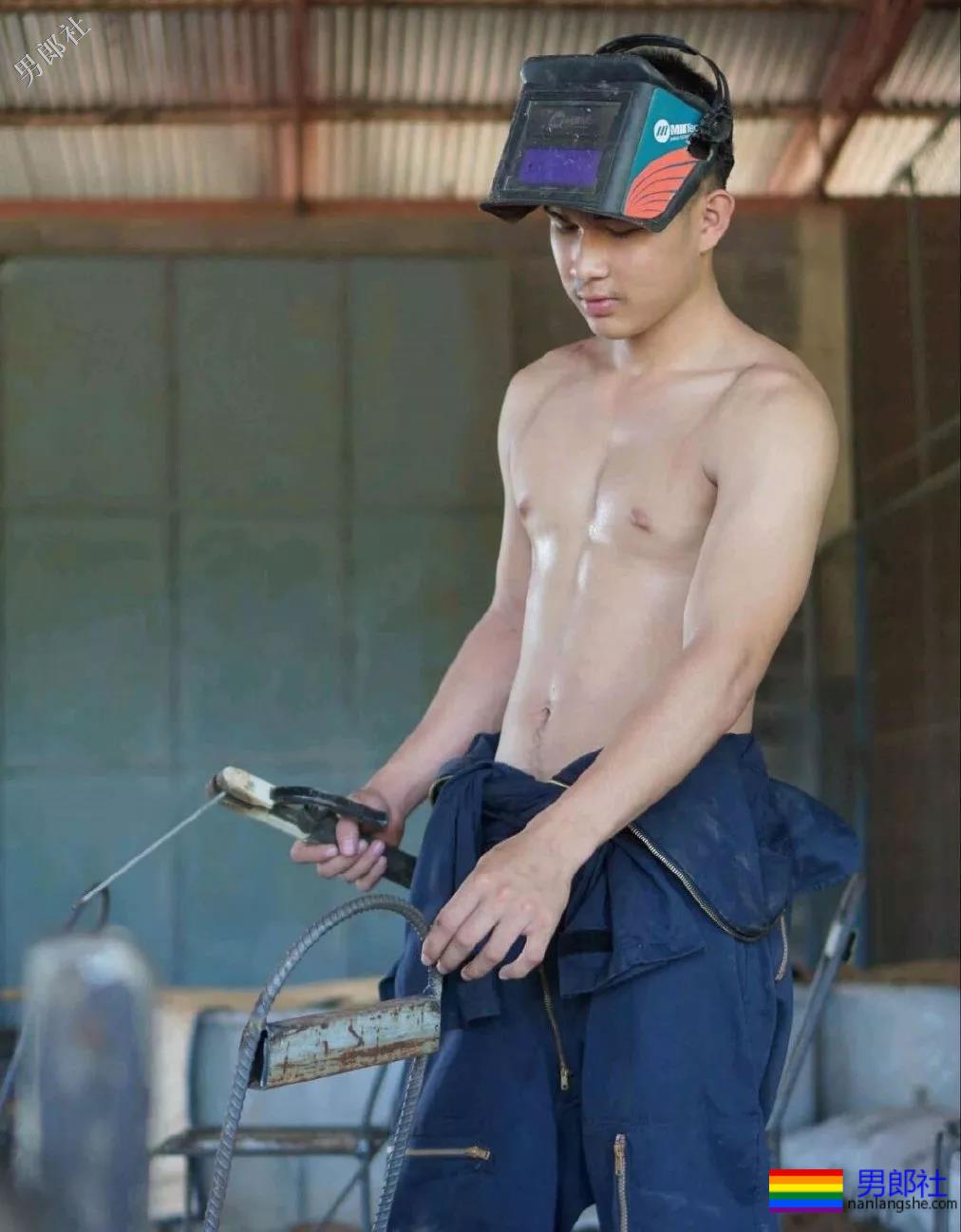 肌肉修理工竟拉开衣服拉链工作，看呆了！ - 51虹马