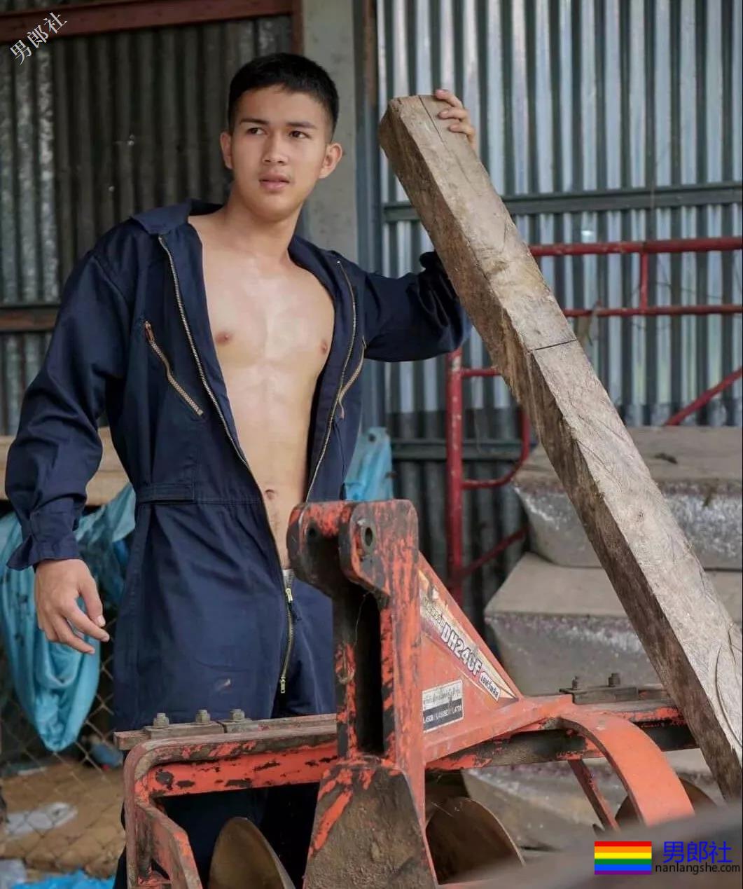 肌肉修理工竟拉开衣服拉链工作，看呆了！ - 51虹马