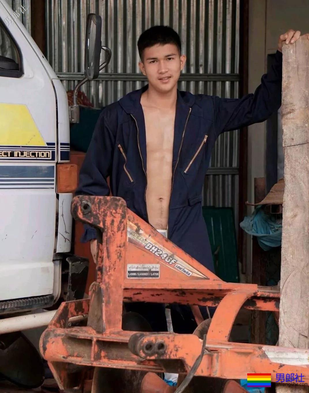 肌肉修理工竟拉开衣服拉链工作，看呆了！ - 51虹马