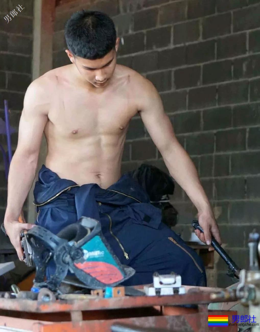 肌肉修理工竟拉开衣服拉链工作，看呆了！ - 51虹马