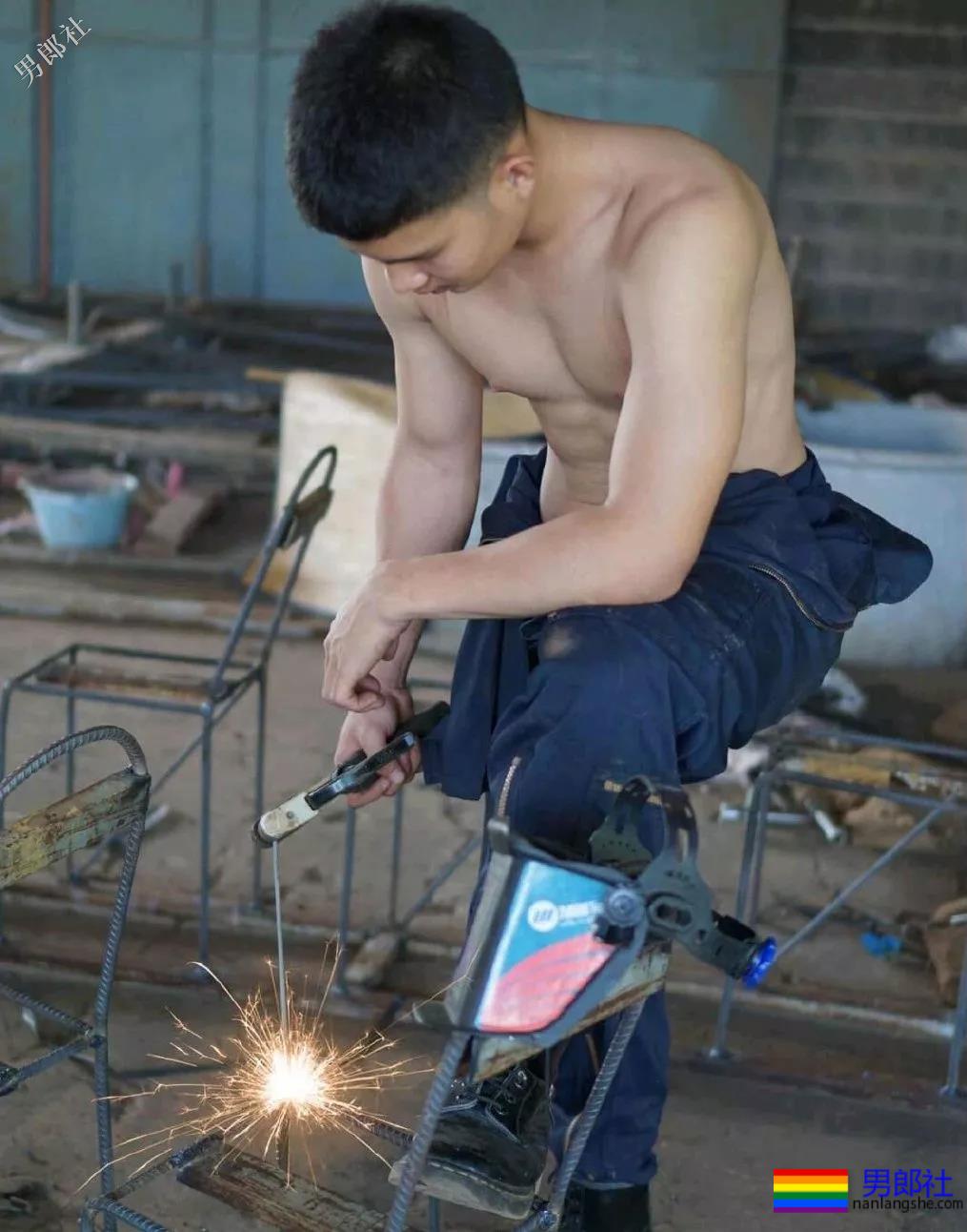 肌肉修理工竟拉开衣服拉链工作，看呆了！ - 51虹马