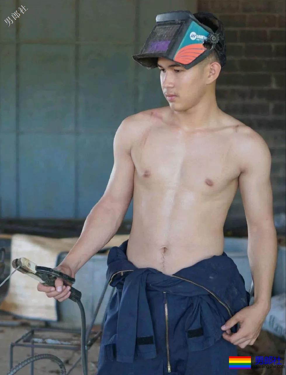 肌肉修理工竟拉开衣服拉链工作，看呆了！ - 51虹马