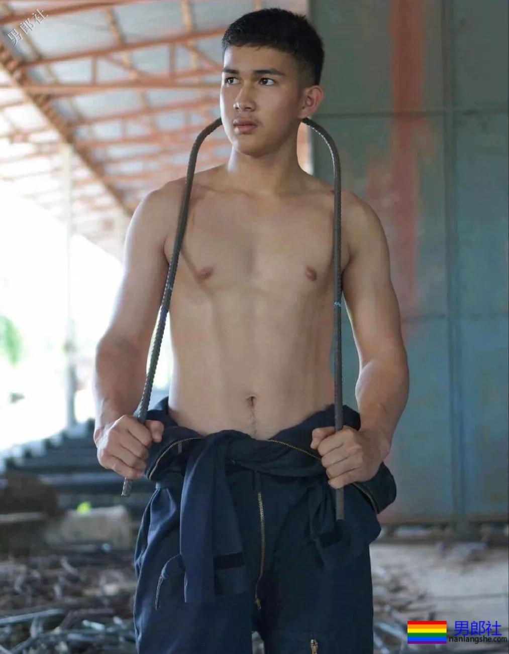 肌肉修理工竟拉开衣服拉链工作，看呆了！ - 51虹马