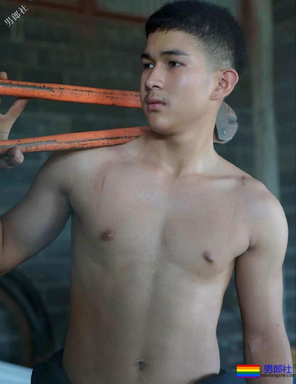 肌肉修理工竟拉开衣服拉链工作，看呆了！ - 51虹马