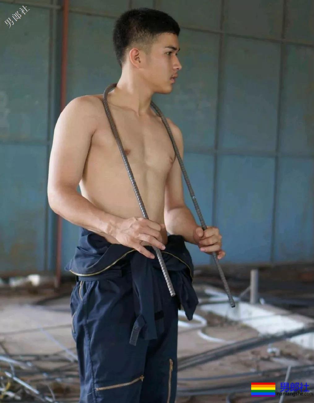 肌肉修理工竟拉开衣服拉链工作，看呆了！ - 51虹马