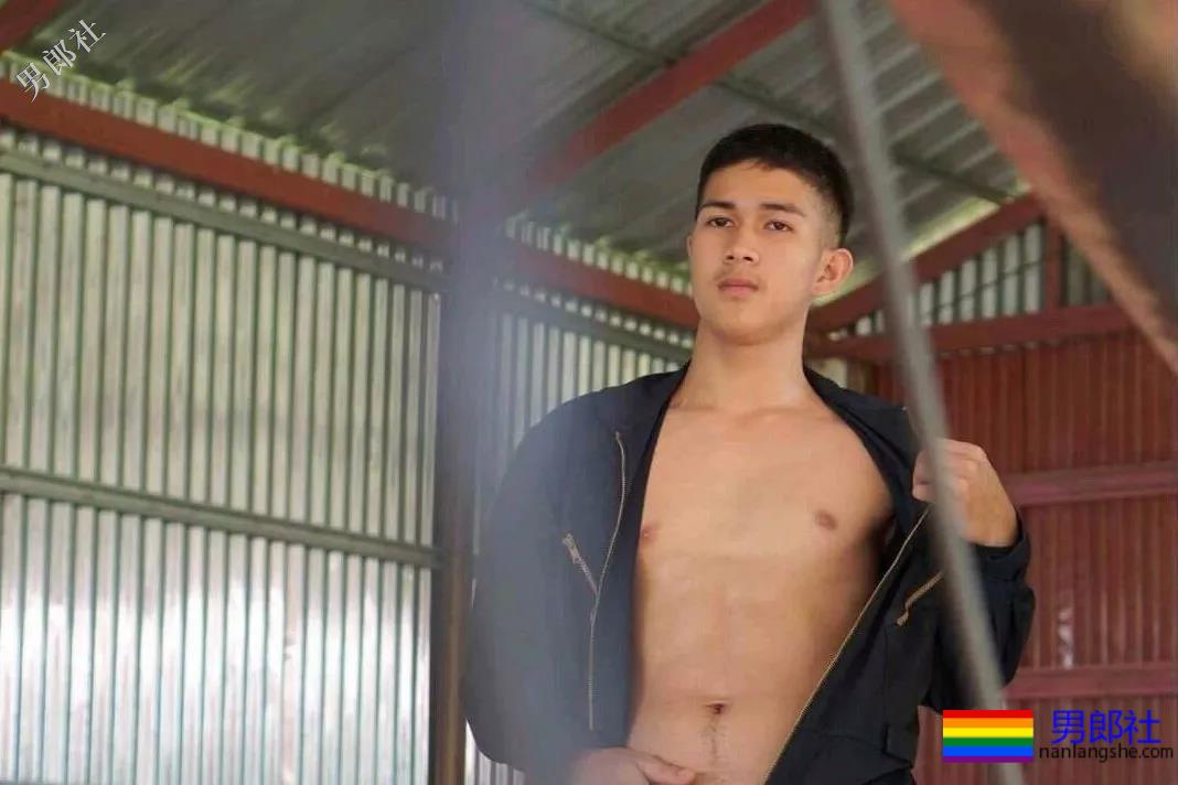 肌肉修理工竟拉开衣服拉链工作，看呆了！ - 51虹马