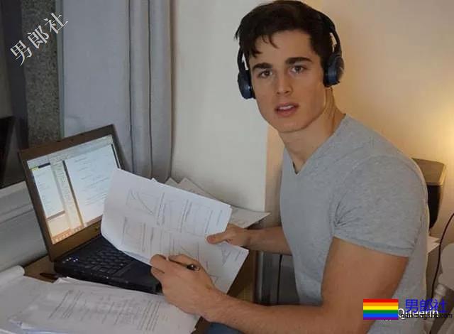 最性感数学老师情变，配文“两个爸爸”疑似出柜？ - 51虹马