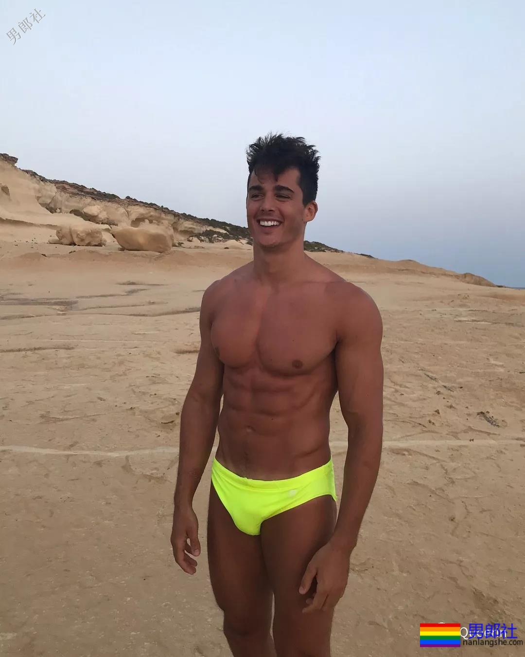 最性感数学老师情变，配文“两个爸爸”疑似出柜？ - 51虹马