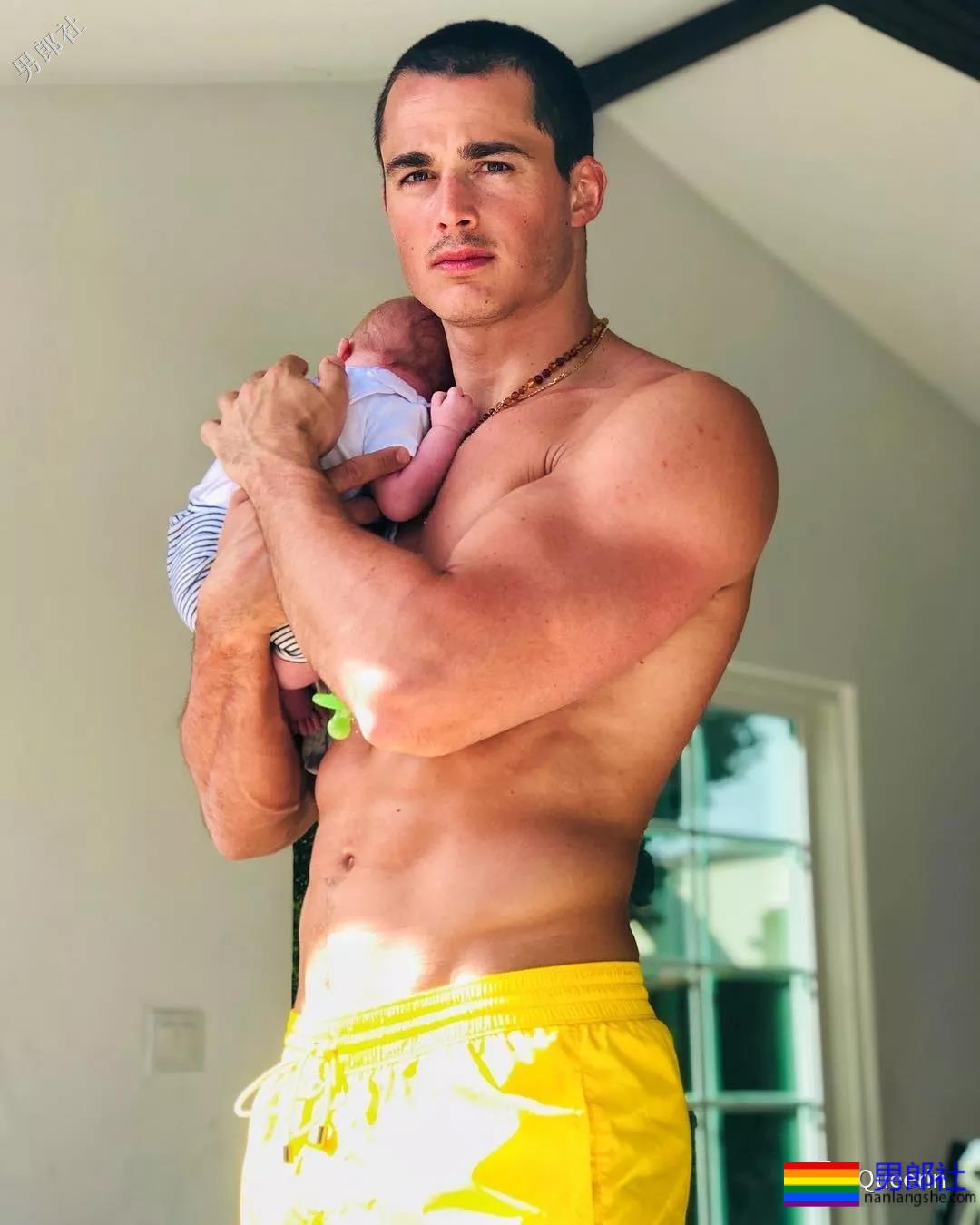 最性感数学老师情变，配文“两个爸爸”疑似出柜？ - 51虹马