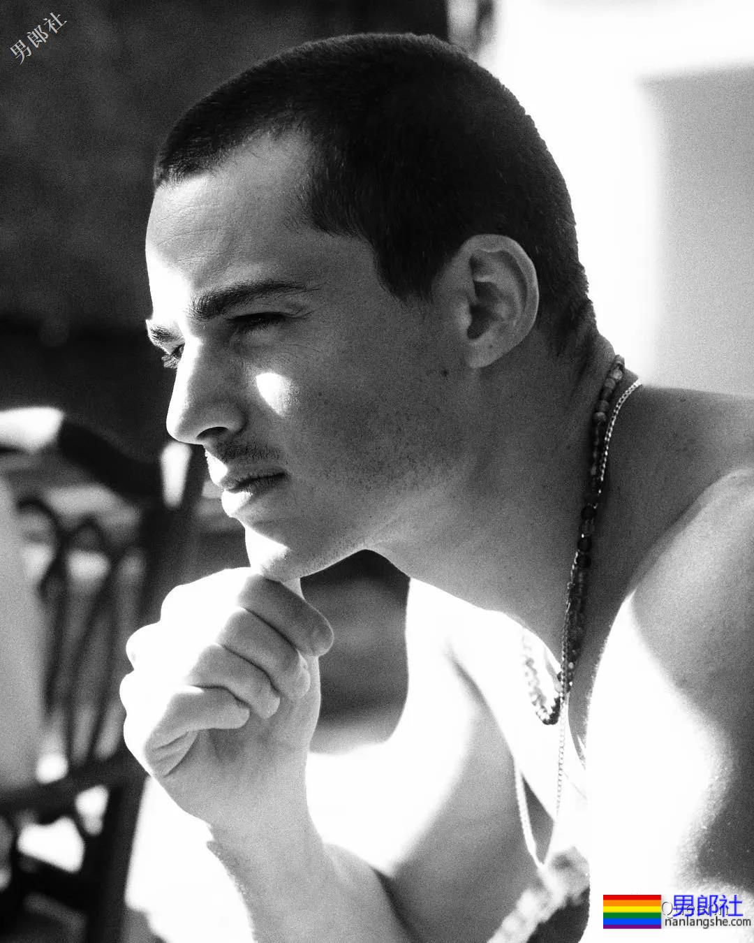 最性感数学老师情变，配文“两个爸爸”疑似出柜？ - 51虹马