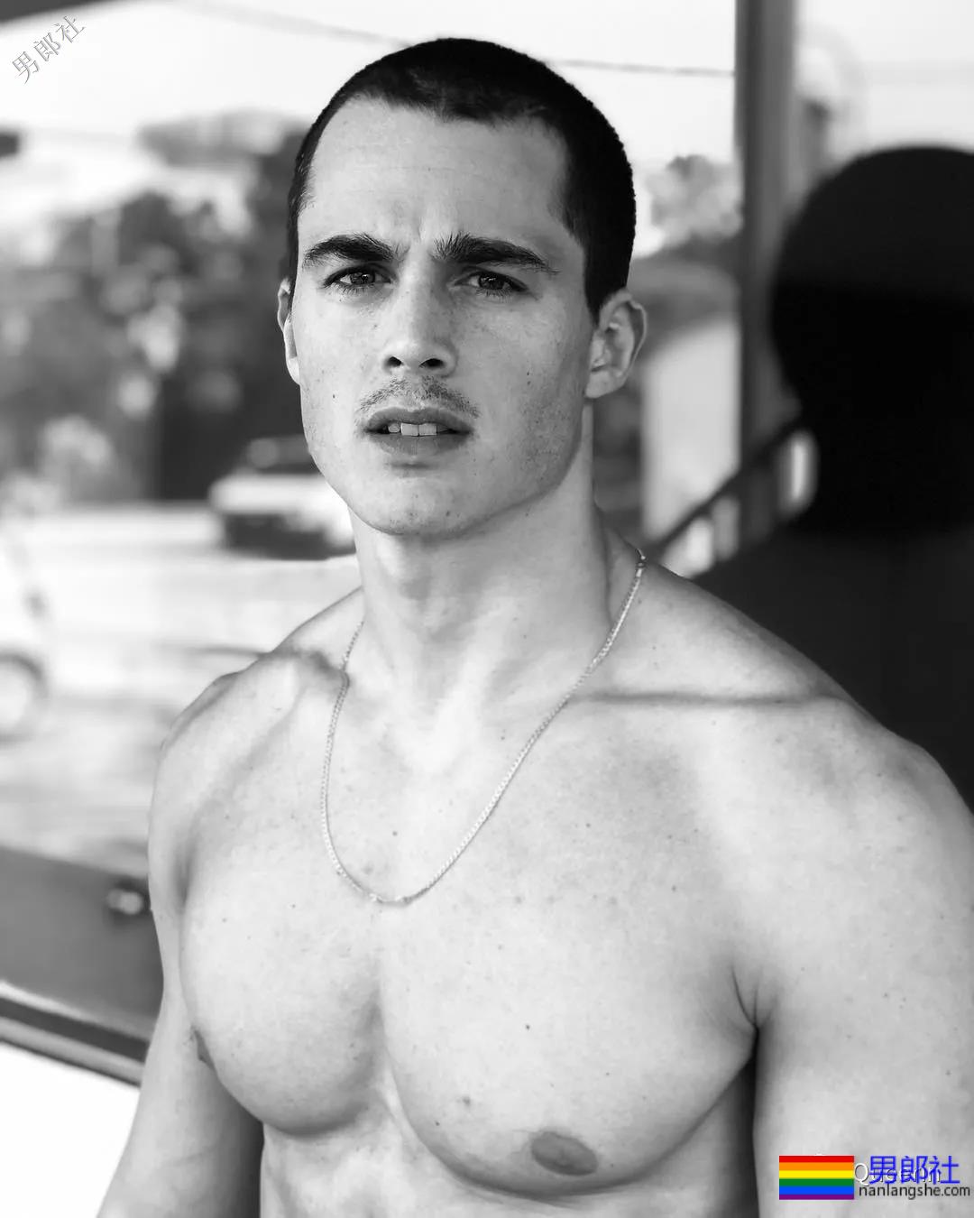 最性感数学老师情变，配文“两个爸爸”疑似出柜？ - 51虹马