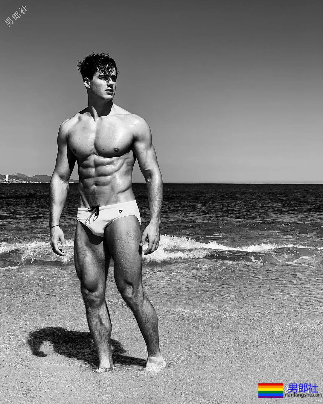 最性感数学老师情变，配文“两个爸爸”疑似出柜？ - 51虹马