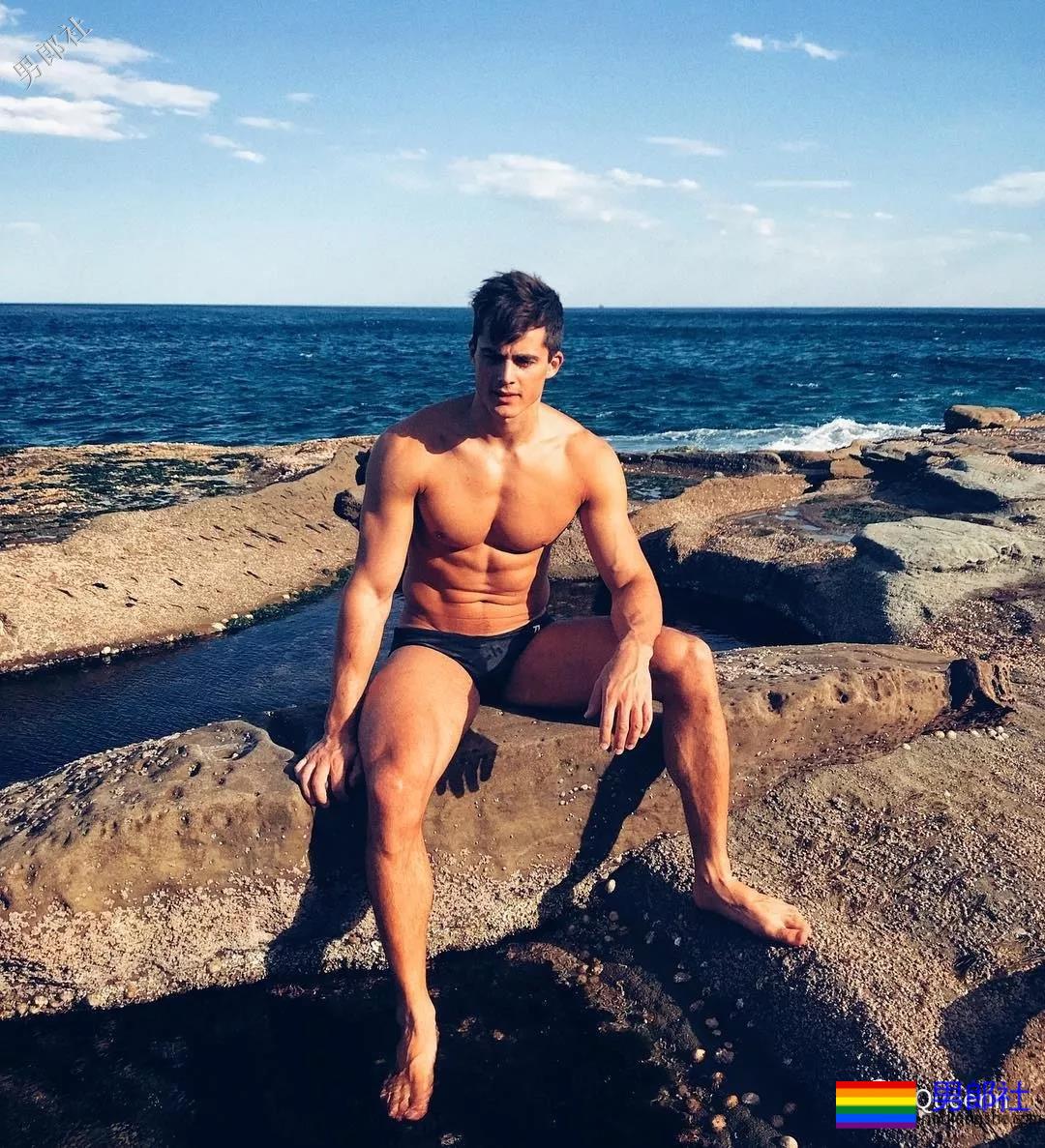 最性感数学老师情变，配文“两个爸爸”疑似出柜？ - 51虹马