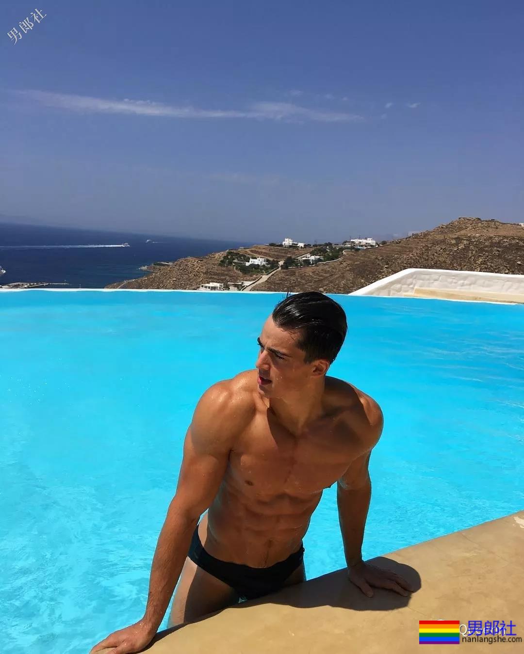 最性感数学老师情变，配文“两个爸爸”疑似出柜？ - 51虹马