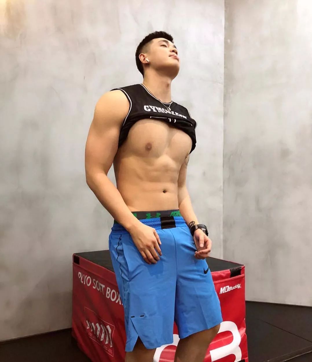 拍照求别卖萌伸舌头，会想吻 - 51虹马